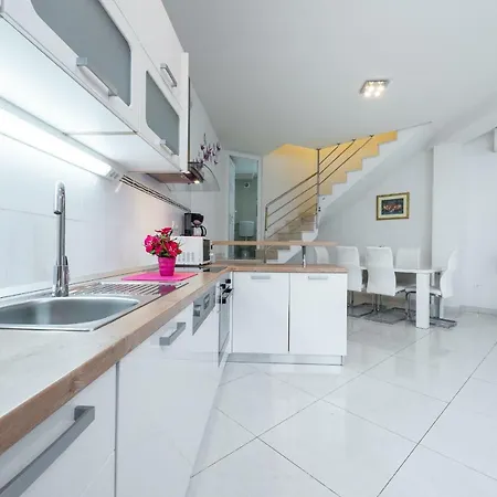 Luxury Sensation Spacious & Free Private Garage Appartamento *