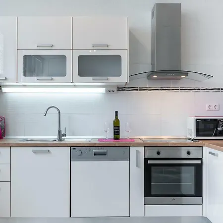 Luxury Sensation Spacious & Free Private Garage דירה *