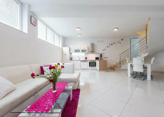 Luxury Sensation Spacious & Free Private Garage Appartement