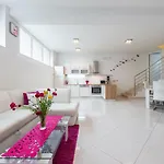 Luxury Sensation Spacious & Free Private Garage 아파트