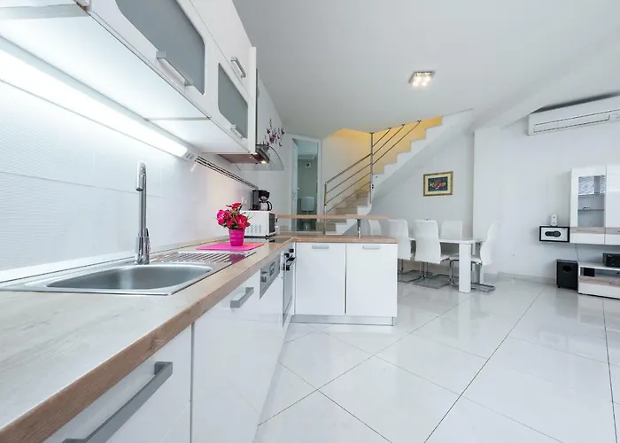 Luxury Sensation Spacious & Free Private Garage Apartmán *